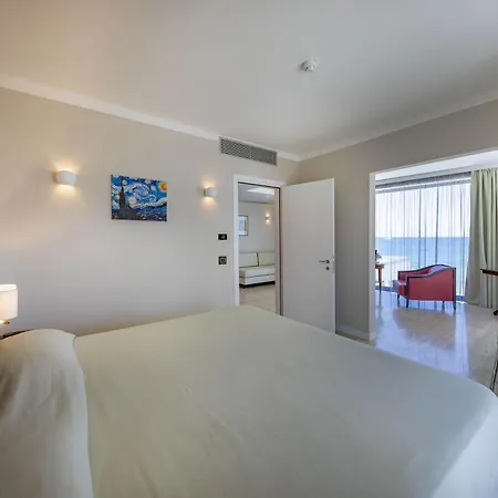 Victoria Palace 4* Чефалу