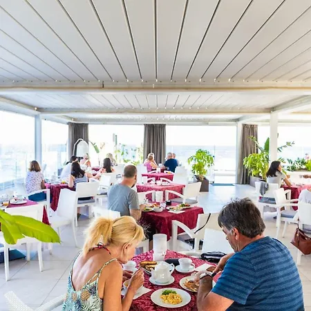 Victoria Palace 4* Чефалу